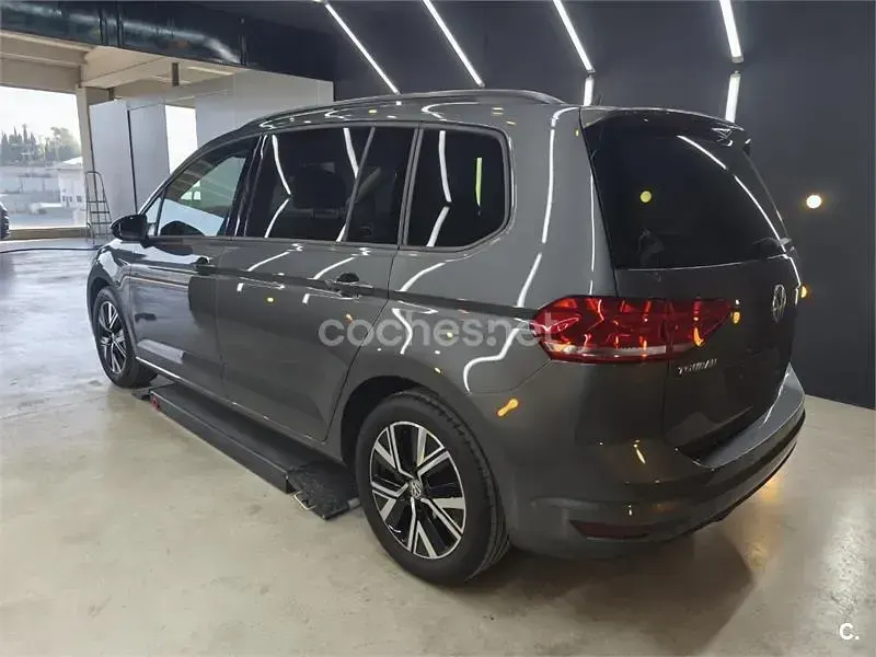 Usado VW Touran Advance 115 CV (84 kW) 2020 Gris / plata Monovolumen