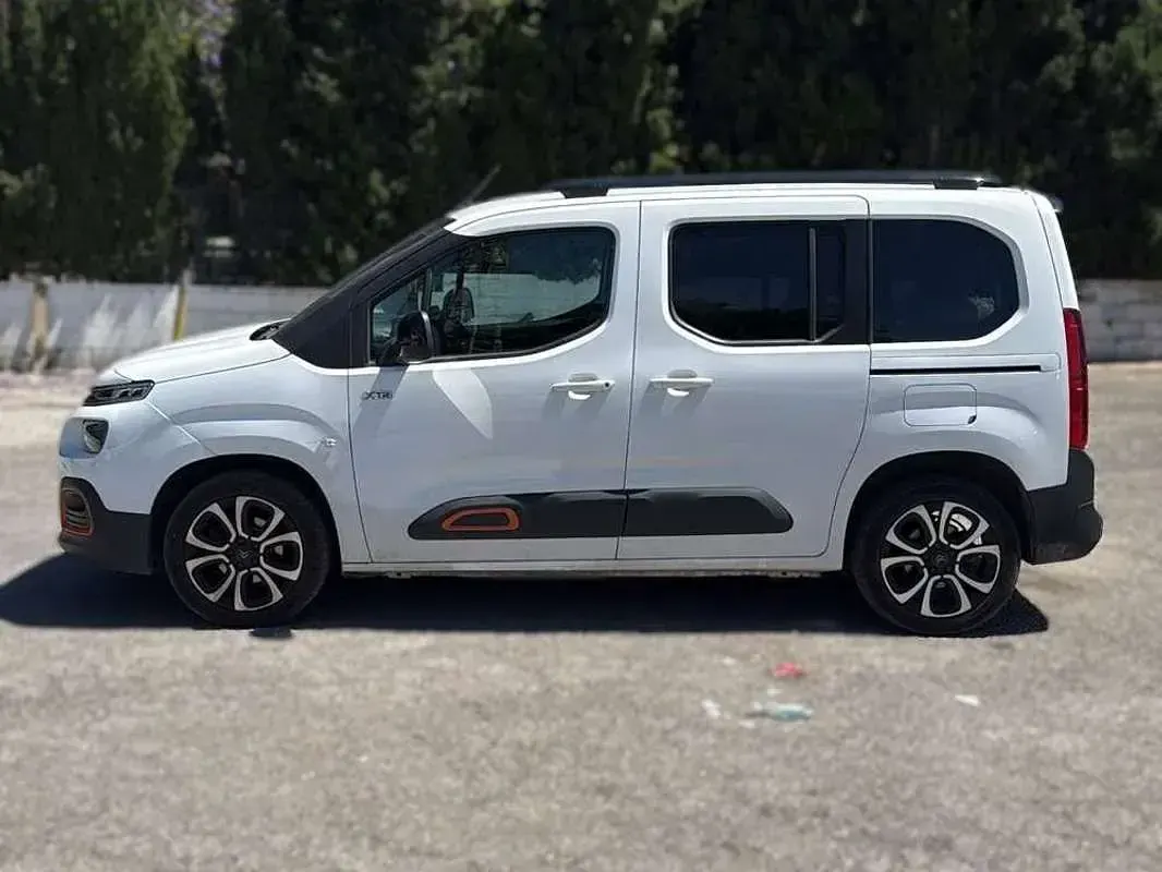Usado Citroën Berlingo Feel 102 CV (75 kW) 2020 Blanco Monovolumen