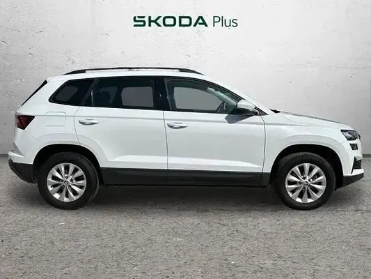 Usado Skoda Karoq Active 110 CV (80 kW) 2022 Blanco SUV