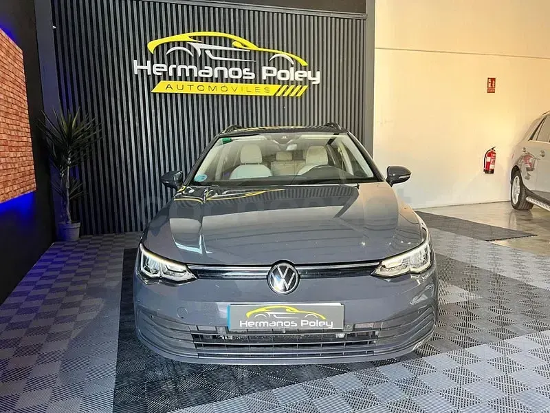 Usado VW Golf VIII Life 115 CV (84 kW) 2022 Gris / plata Familiar