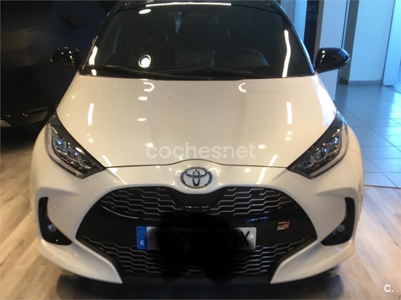 Blanco Nuevo 2024 Toyota Yaris Hybrid Plus Berlina | 23.950 € (Precio justo) - Imagen 1/4