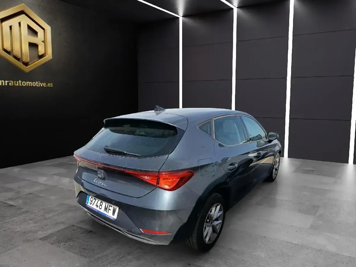 Usado Seat Leon Style 130 CV (95 kW) 2023 Gris metalizado