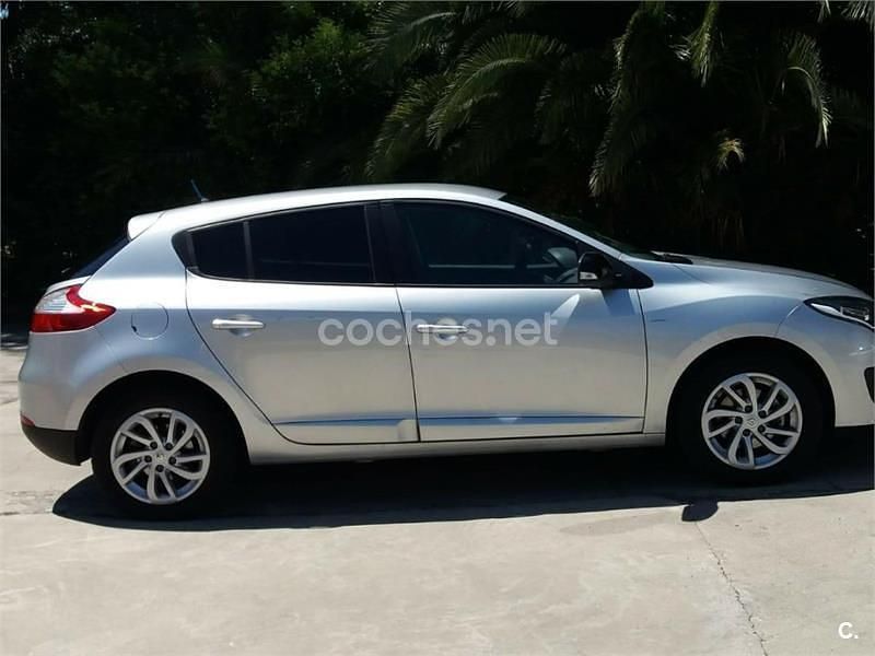Usado Renault Mégane LIMITED 115 CV (84 kW) 2014 Gris / plata Berlina