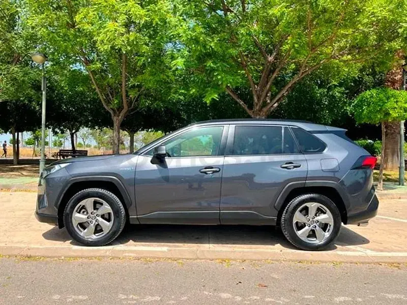 Usado Toyota RAV4 Hybrid Advance 218 CV (160 kW) 2022 Gris / plata SUV