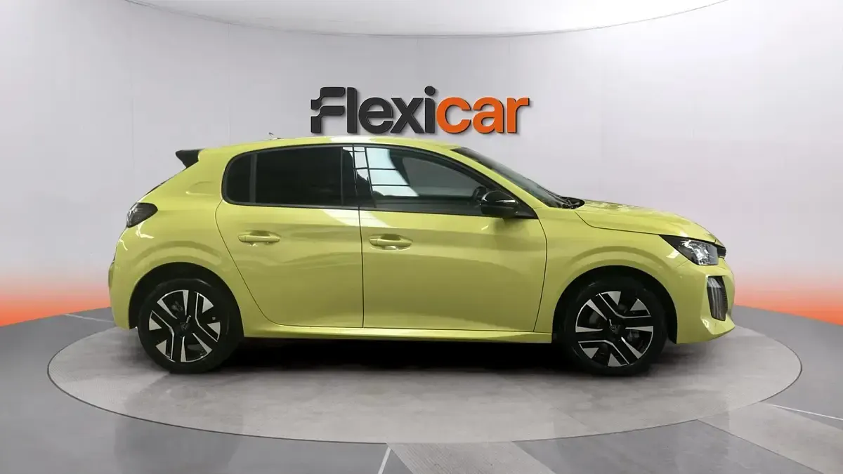 Usado Peugeot 208 Allure 110 CV (80 kW) 2025 Amarillo Utilitario