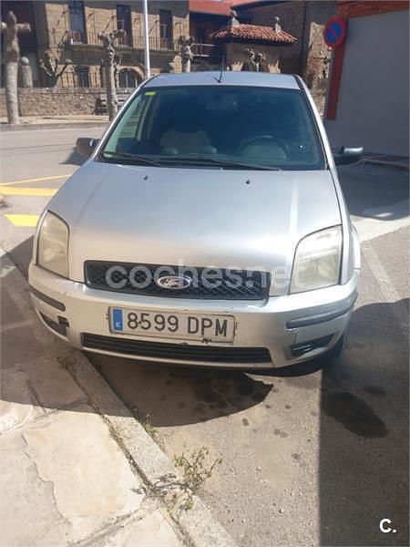 Usado Ford Fusion Trend 68 CV (50 kW) 2005 Gris / plata Utilitario