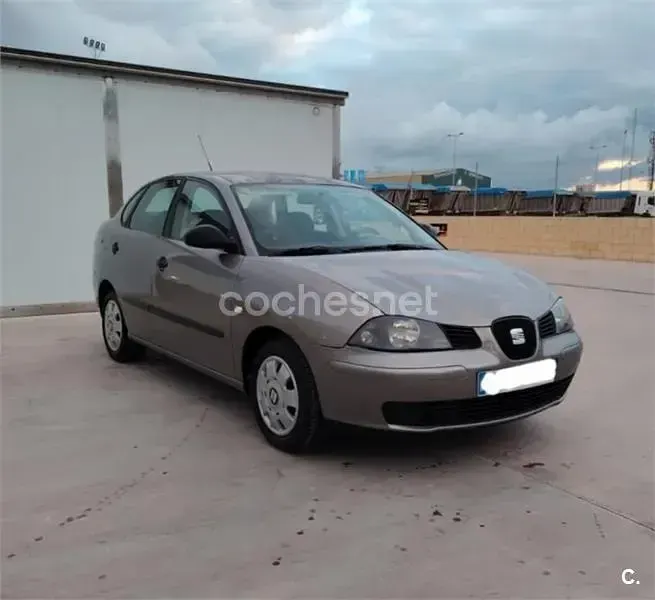 Usado Seat Cordoba Stella 68 CV (50 kW) 2003 Beige Berlina