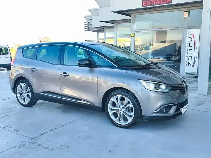 Usado Renault Grand Scénic IV Zen 150 CV (110 kW) 2019 Gris / plata Monovolumen