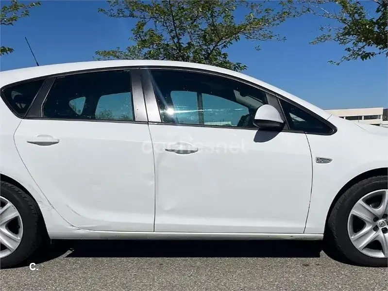 Usado Opel Astra Essentia 95 CV (69 kW) 2011 Blanco Berlina
