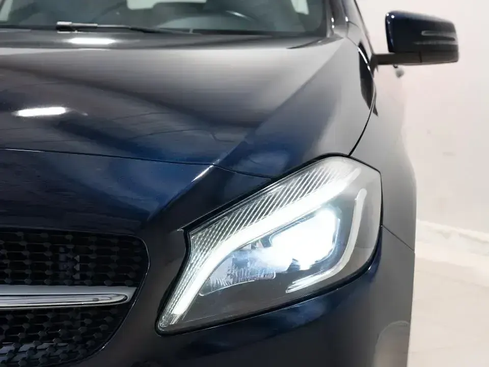 Usado Mercedes A180 122 CV (89 kW) 2017 Azul Utilitario