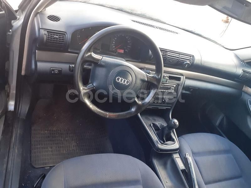 Usado Audi A4 115 CV (84 kW) 2000 Gris / plata Familiar