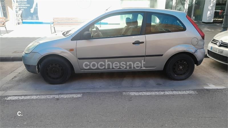Gris / plata Usado 2004 Ford Fiesta Trend Utilitario | 2000 € (Super precio) - Imagen 1/4