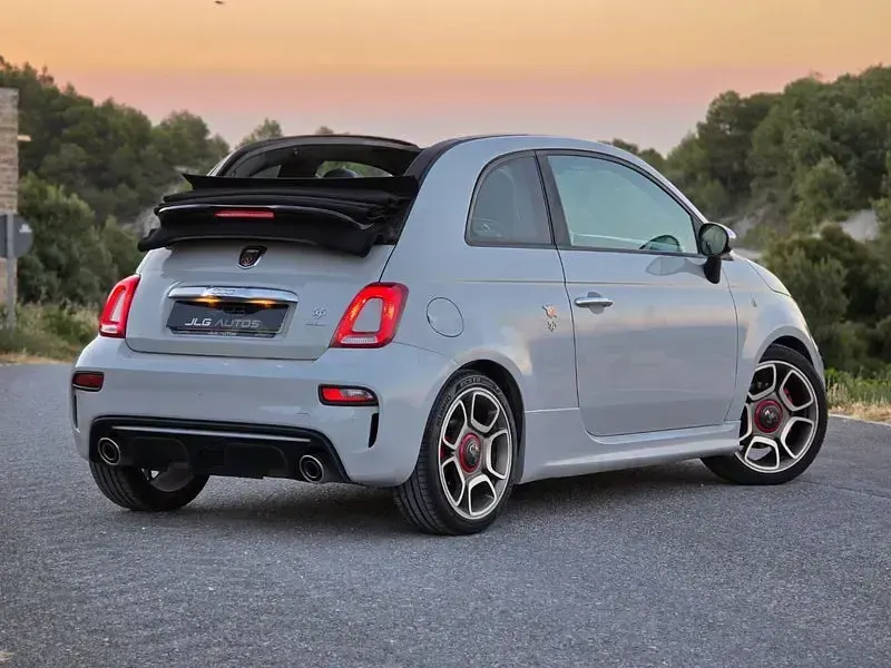 Usado Abarth 595C Turismo 165 CV (121 kW) 2021 Gris / plata Descapotable