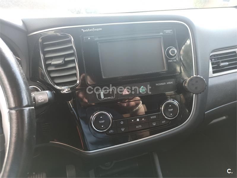 Usado Toyota Yaris Hybrid Active 100 CV (73 kW) 2013 Blanco Berlina