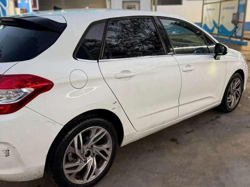 Begagnad Citroën C4 111 HK (81 kW) 2012 Vit Halvkombi