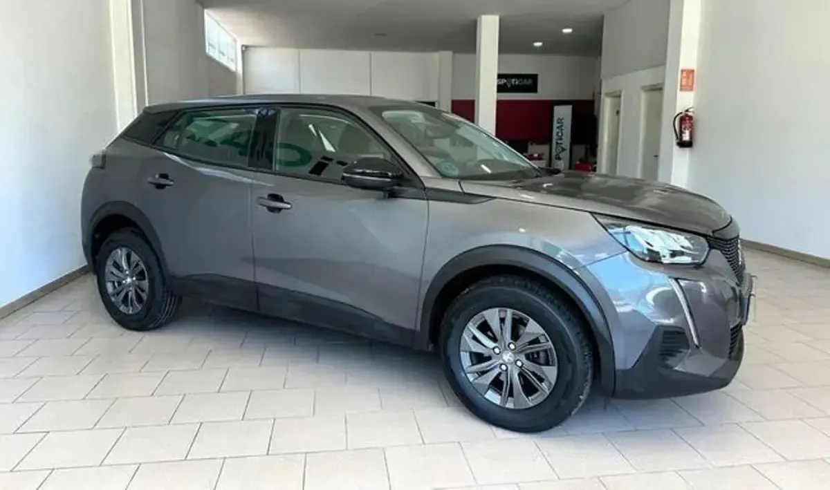 Usado Peugeot 2008 Active 110 CV (80 kW) 2022 Gris SUV