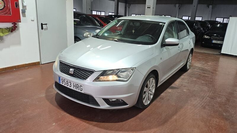 Usado Seat Toledo Style 105 CV (77 kW) 2013 Gris Utilitario