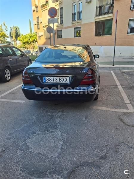 Usado Mercedes E270 Elegance 170 CV (125 kW) 2002 Negro Berlina