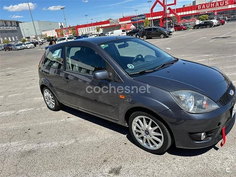 Usado Ford Fiesta Futura 90 CV (66 kW) 2008 Gris / plata Utilitario