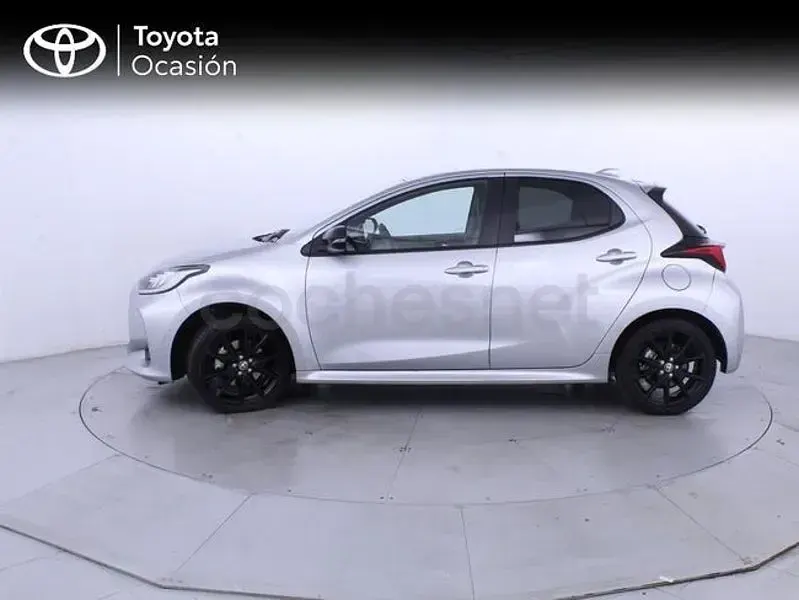 Usado Toyota Yaris Hybrid Style 116 CV (85 kW) 2022 Gris / plata Berlina