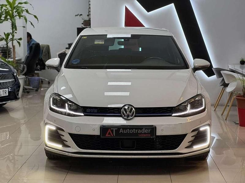 Usado VW Golf VII GTE 204 CV (150 kW) 2018 Blanco Utilitario