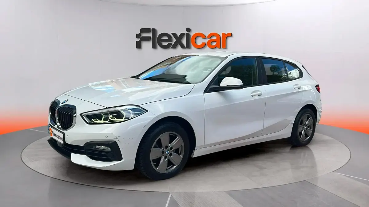 Begagnad BMW 118 136 HK (100 kW) 2022 Vit Halvkombi