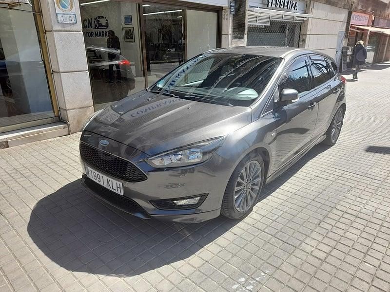 Usado Ford Focus ST-Line 125 CV (91 kW) 2018 Gris / plata Berlina