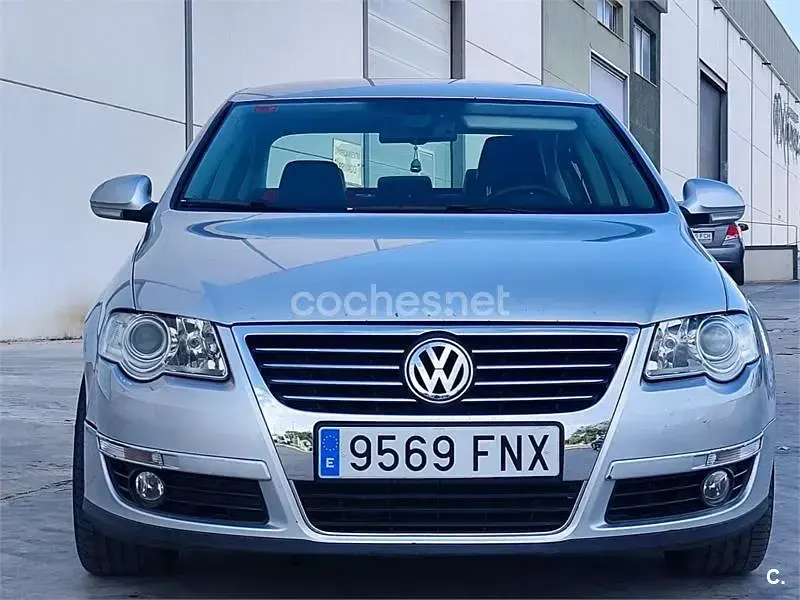 Usado VW Passat Highline 140 CV (102 kW) 2007 Gris / plata Berlina