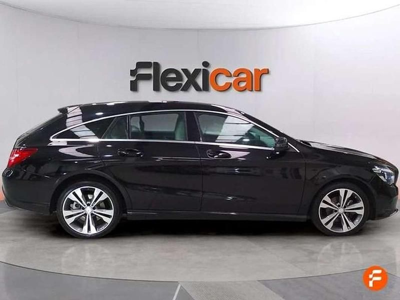 Usado Mercedes CLA200 Shooting Brake 136 CV (100 kW) 2018 Negro Familiar