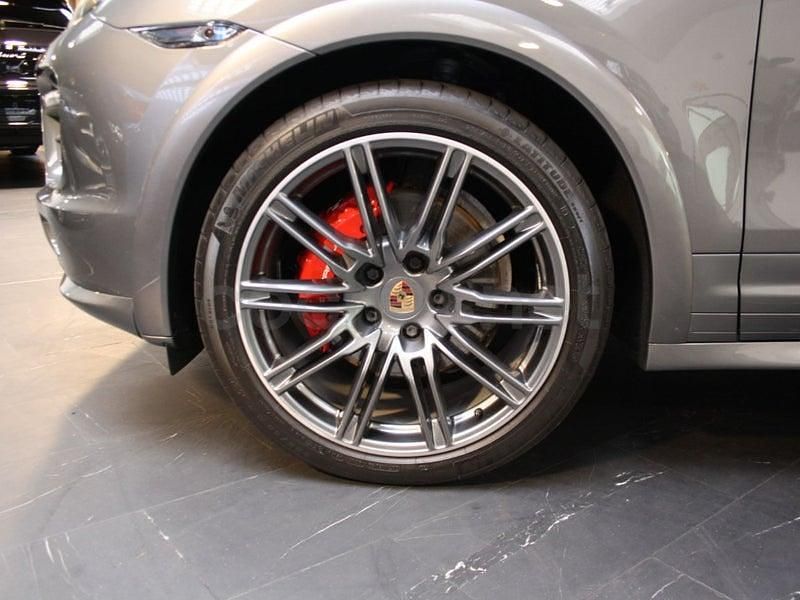 Usado Porsche Cayenne 420 CV (308 kW) 2013 Gris / plata SUV