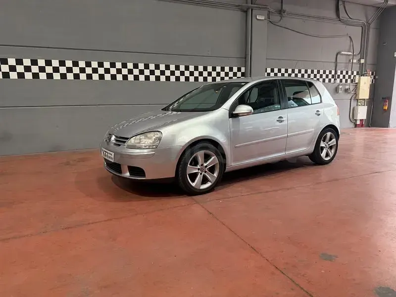 Usado VW Golf IV Trendline 105 CV (77 kW) 2006 Gris / plata Berlina