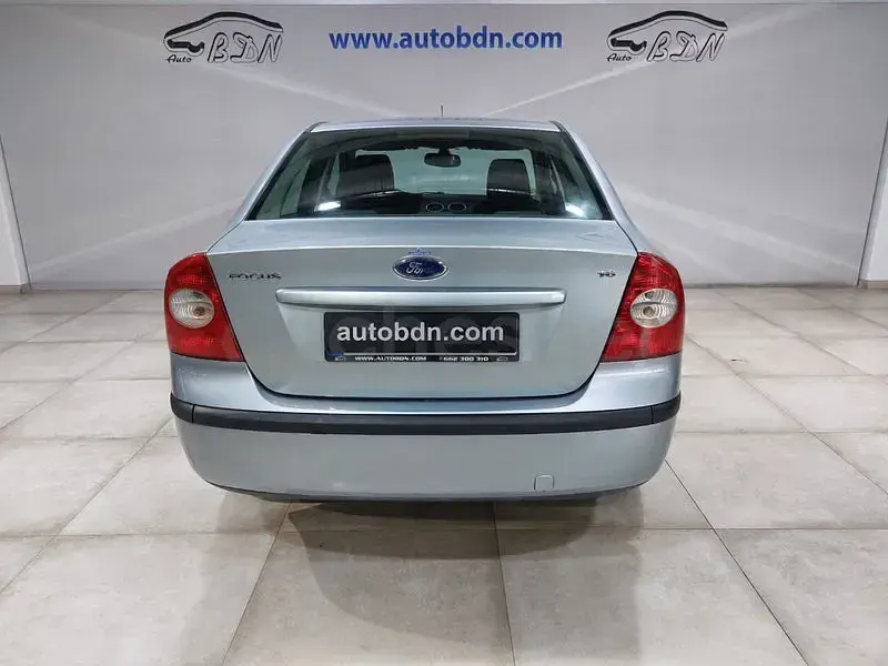 Usado Ford Focus Ghia 100 CV (73 kW) 2005 Azul Berlina