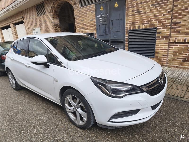 Usado Opel Astra Dynamic 125 CV (91 kW) 2018 Blanco Familiar