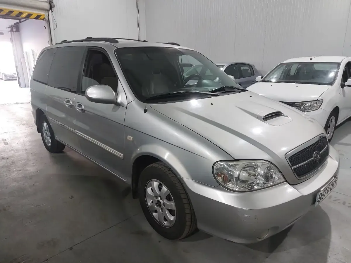 Usado Kia Carnival EX 144 CV (105 kW) 2005 Gris Monovolumen