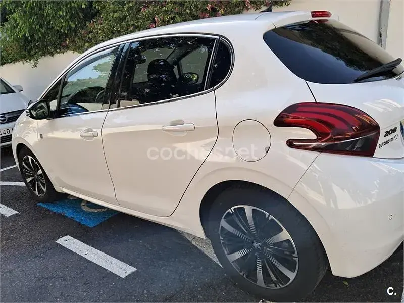Usado Peugeot 208 Signature Sky 82 CV (60 kW) 2019 Blanco Utilitario