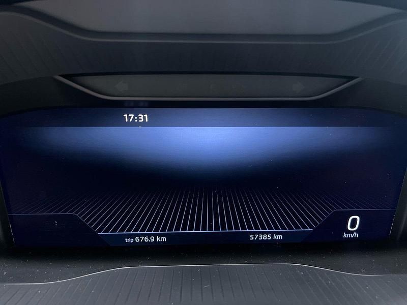 Usado Skoda Karoq Ambition 150 CV (110 kW) 2022 Blanco SUV