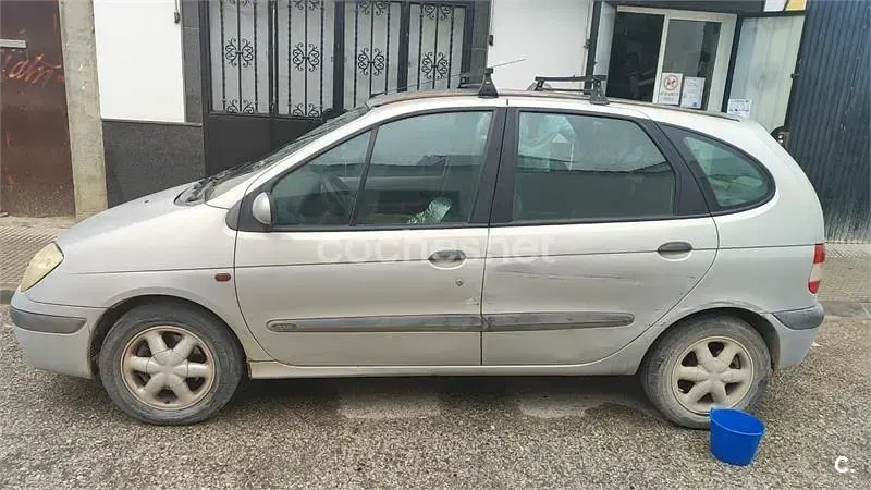 Usado Renault Scénic Dynamique 115 CV (84 kW) 2003 Gris / plata Monovolumen
