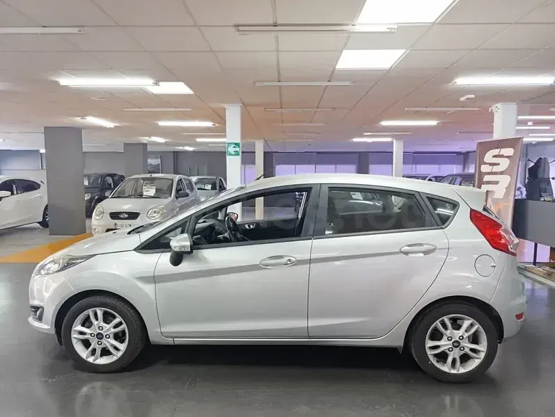Usado Ford Fiesta Trend 82 CV (60 kW) 2016 Gris / plata Utilitario