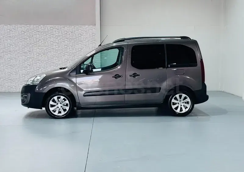 Usado Peugeot Partner Tepee Style 120 CV (88 kW) 2018 Marrón Monovolumen