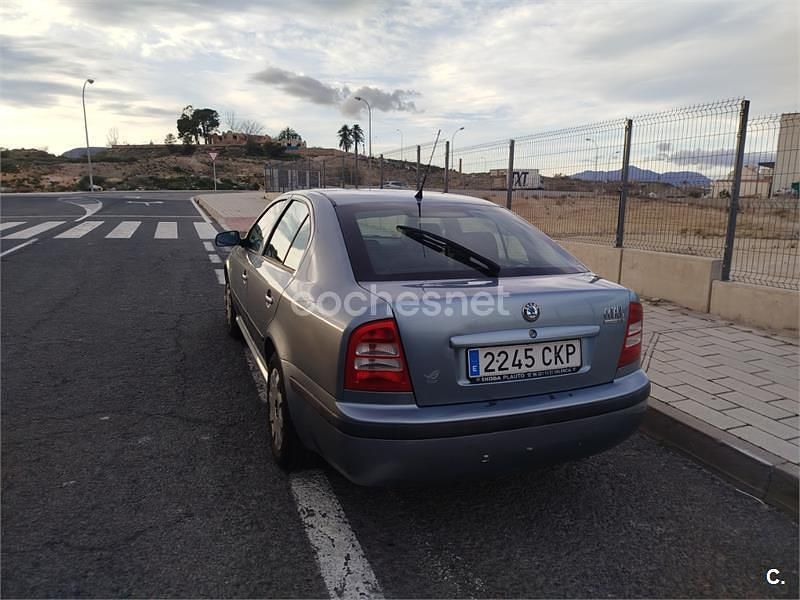 Usado Skoda Octavia Ambiente 102 CV (75 kW) 2003 Gris / plata Berlina