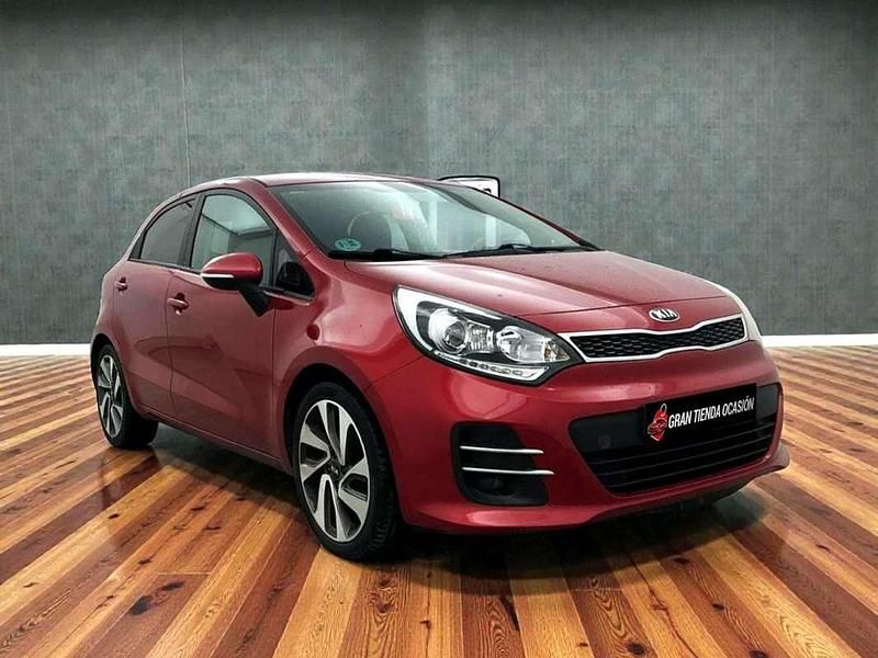 Usado Kia Rio 75 CV (55 kW) 2016 Rojo Utilitario