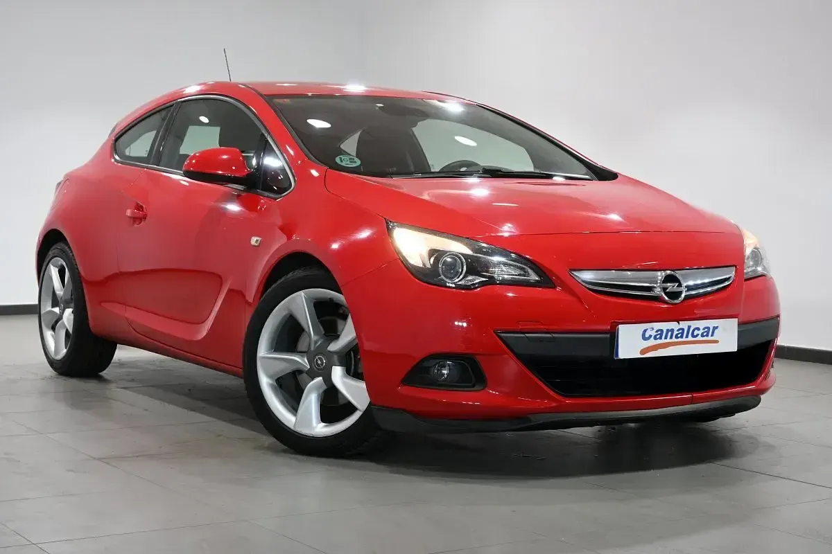 Usado Opel Astra GTC Selective 140 CV (102 kW) 2015 Rojo Utilitario