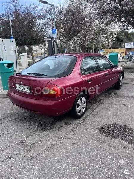 Usado Ford Mondeo Ambiente 115 CV (84 kW) 2000 Rojo Berlina