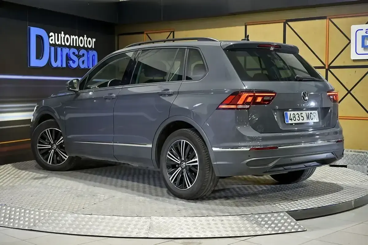 Usado VW Tiguan Life 150 CV (110 kW) 2022 Gris / plata SUV