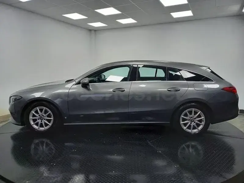 Usado Mercedes CLA200 Shooting Brake 150 CV (110 kW) 2021 Gris / plata Familiar