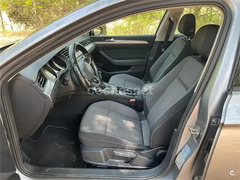 Usado VW Passat Business 150 CV (110 kW) 2021 Gris / plata Berlina