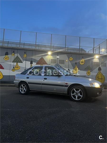 Usado Ford Escort 90 CV (66 kW) 1999 Gris / plata Berlina