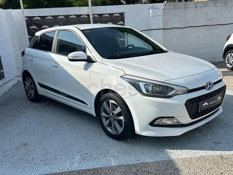 Usado Hyundai i20 90 CV (66 kW) 2017 Blanco Berlina