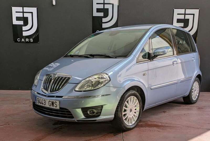 Plateado Usado 2010 Lancia Musa Monovolumen | 5690 € - Imagen 1/4