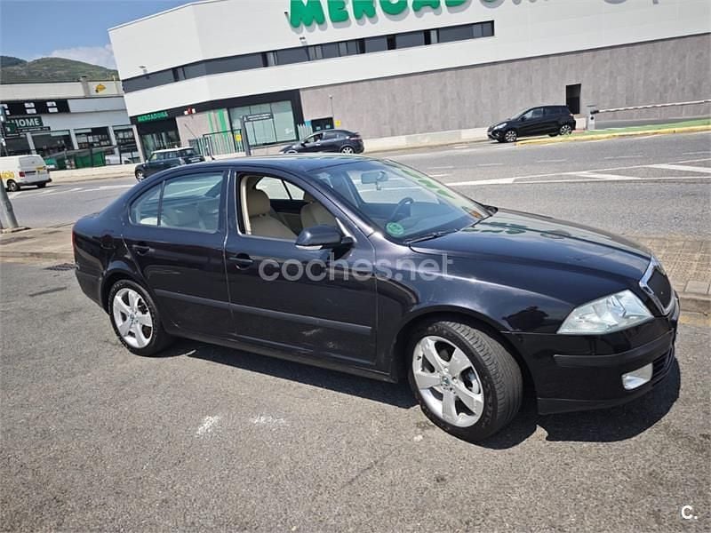 Negro Usado 2006 Skoda Octavia Elegance Berlina | 4900 € - Imagen 1/4